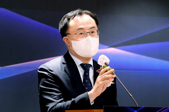 문승욱 산업통상자원부 장관이 12일 오전 서울 서초구 한국자동차산업협회 자동차회관에서 열린 '제18회 자동차의 날 기념식'에서 축사하고 있다. 연합뉴스